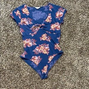Blue floral print onesie shirt never worn